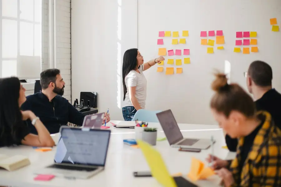Equipo de asesores trabajando en conjunto, imagen referencial